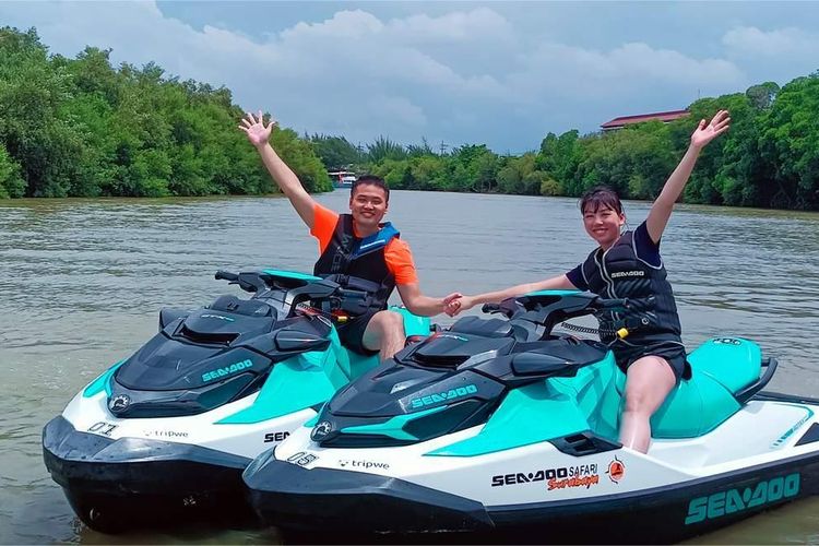 Seadoo Safari Surabaya berlokasi di Sentra Ikan Romokalisari (SIR), Jalan Rusun Romokalisari, Surabaya.