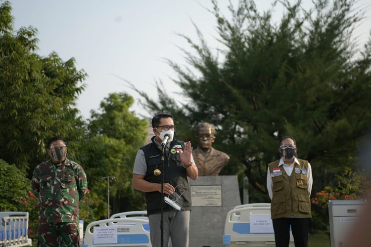 Gubernur Jabar Ridwan Kamil saat menyaksikan penyerahan bantuan berupa 70 tempat tidur rumah sakit dari BUMD Jabar kepada RS Dustira, Rabu (7/7/2021).