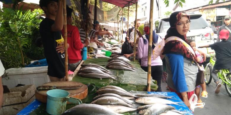 Jalan Sulaiman di Rawabelong berubah menjadi pasar ikan bandeng menjelang Imlek.