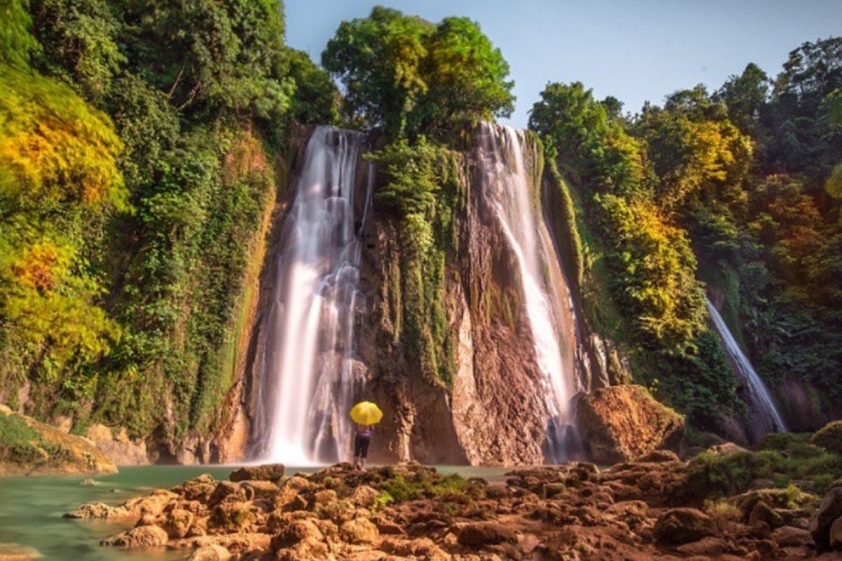 Salah satu wisata air terjun di Geopark Ciletuh Kabupaten Sukabumi.