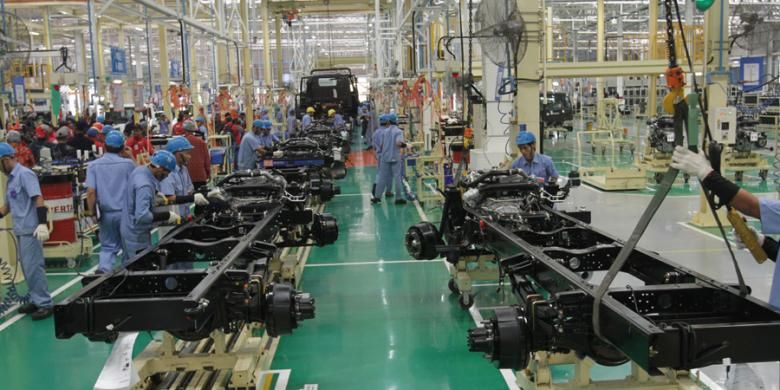 Pekerja merakit komponen mobil di pabrik baru Isuzu, di Karawang, Jawa Barat, Selasa (7/4/2015). Pabrik Isuzu Karawang Plant berlokasi di kawasan Suryacipta City of Industry ini memiliki kapasitas produksi 52 ribu unit per tahun dan dapat dikembangkan menjadi 80 ribu unit per tahun.
