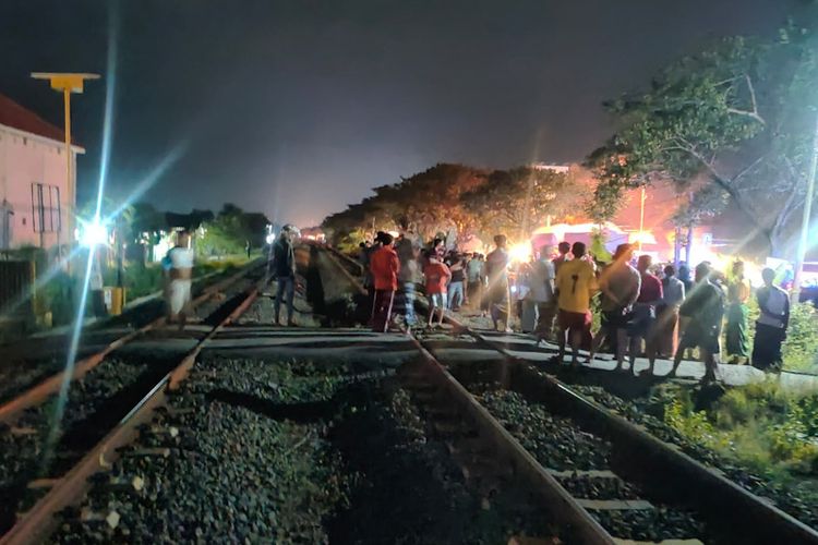 Suasana usai Toyota Sienta dengan nomor polisi N 1920 SB bertabrakan dengan kereta api di perlintasan tanpa palang pintu di Desa Paji, Kecamatan Pucuk, Lamongan, Jumat (25/3/2022) malam.