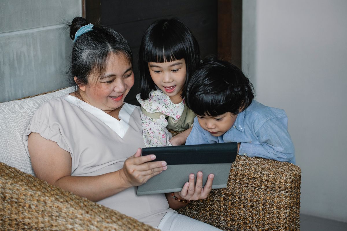 Babysitter yang baik tidak hanya menguasai pola pengasuhan yang tepat, tapi juga memiliki interaksi yang sesuai dengan anak.