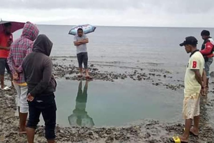 Sejumlah warga di Desa Liang, Kecamatan Salahutu, Pulau Ambon, melihat lubang-lubang sebesar sumur yang muncul di pantai desa mereka, Sabtu (28/9/2019).