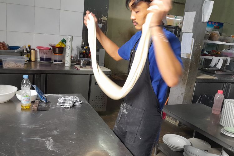 Proses membuat mi tarik china di Resto Sulaiman. Nama menunya Da Pan Ji Ban Mian alias mi ayam spesial jumbo ala China