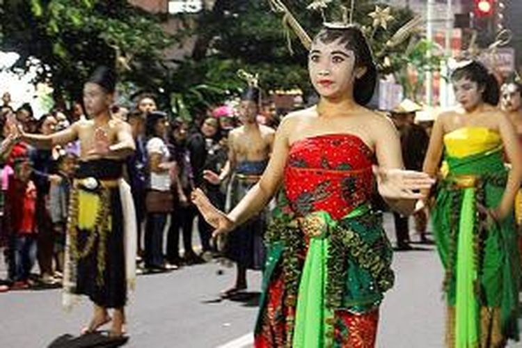 Karnaval Solo dirangkai dengan pergelaran tari kolosal 'Adeging Kutha Sala' menyemarakkan puncak perayaan hari ulang tahun ke-270 Kota Solo, di Solo, Jawa Tengah, Sabtu (21/2/2015) malam. Tampak karnaval yang menggambarkan peristiwa boyongan (pindah) Keraton Kartasura ke Sala.