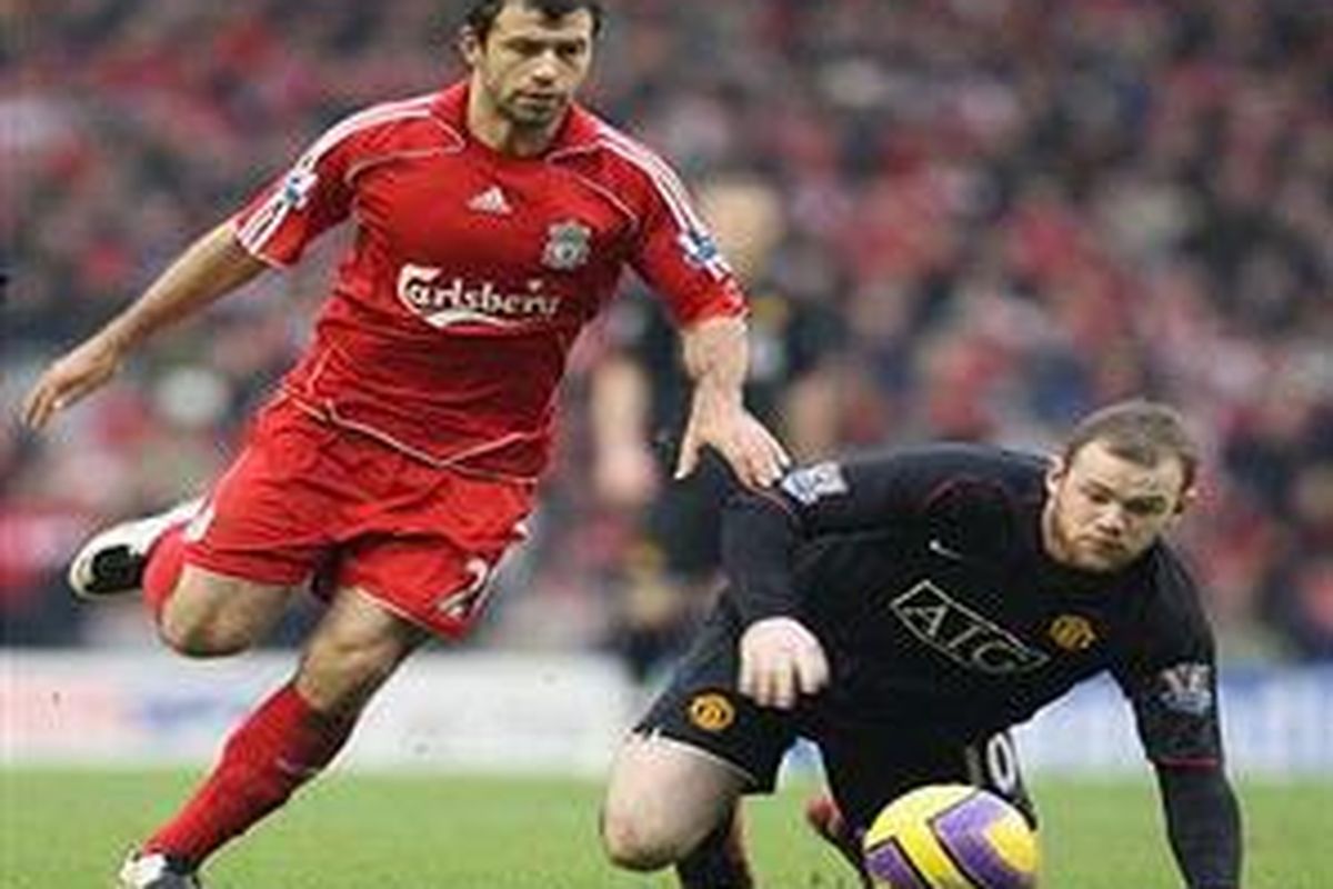 Javier Mascherano dalam aksinya saat lawan Manchester United.