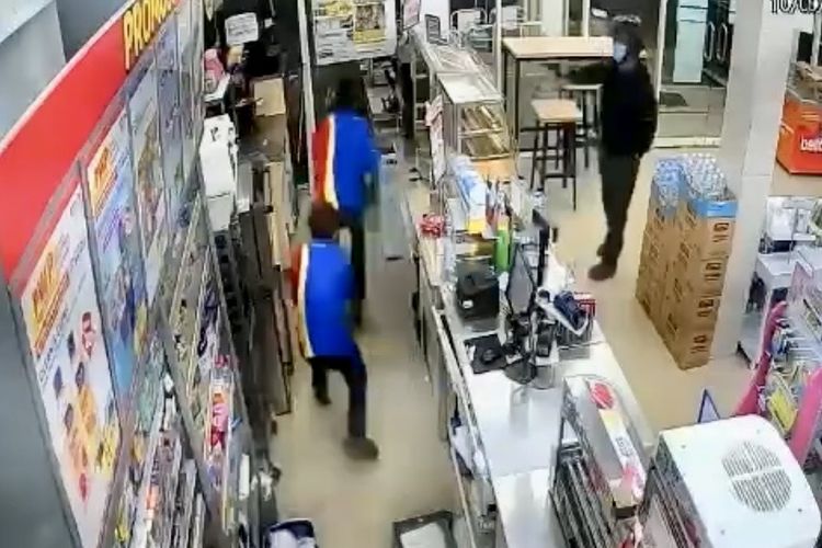 Dua Perampok Todong Senpi ke Pegawai Minimarket di Pringsewu, Aksi Terekam CCTV