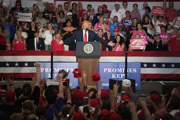 Presiden Amerika Serikat Donald Trump ketika berpidato di hadapan pendukung Partai Republik di Ohio (4/8/2018). Trump berpidato mendukung kandidat Pemilu Legislatif Troy Balderson.