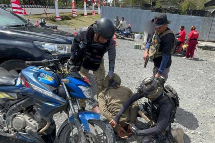 Konara Enumbi, salah satu anggota Kelompok Kriminal Bersenjata (KKB) ditangkap Satgas Damai Cartenz di Kampung Usir Depan, Puncak Jaya, Papua Tengah.