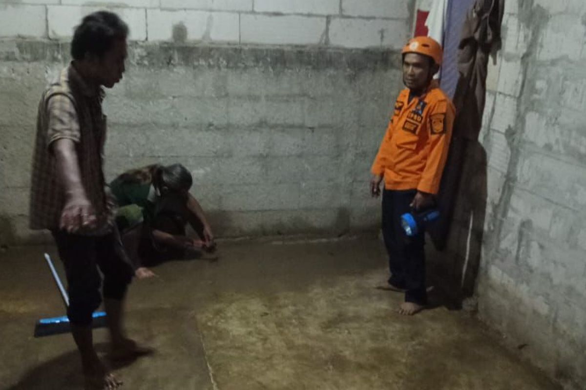 Tim BPBD sedang melakukan assesment rumah warga yang terdampak banjir di Perumnas 1 Parung Panjang, Kabupaten Bogor, Minggu (30/11/2025) malam. Dok BPBD