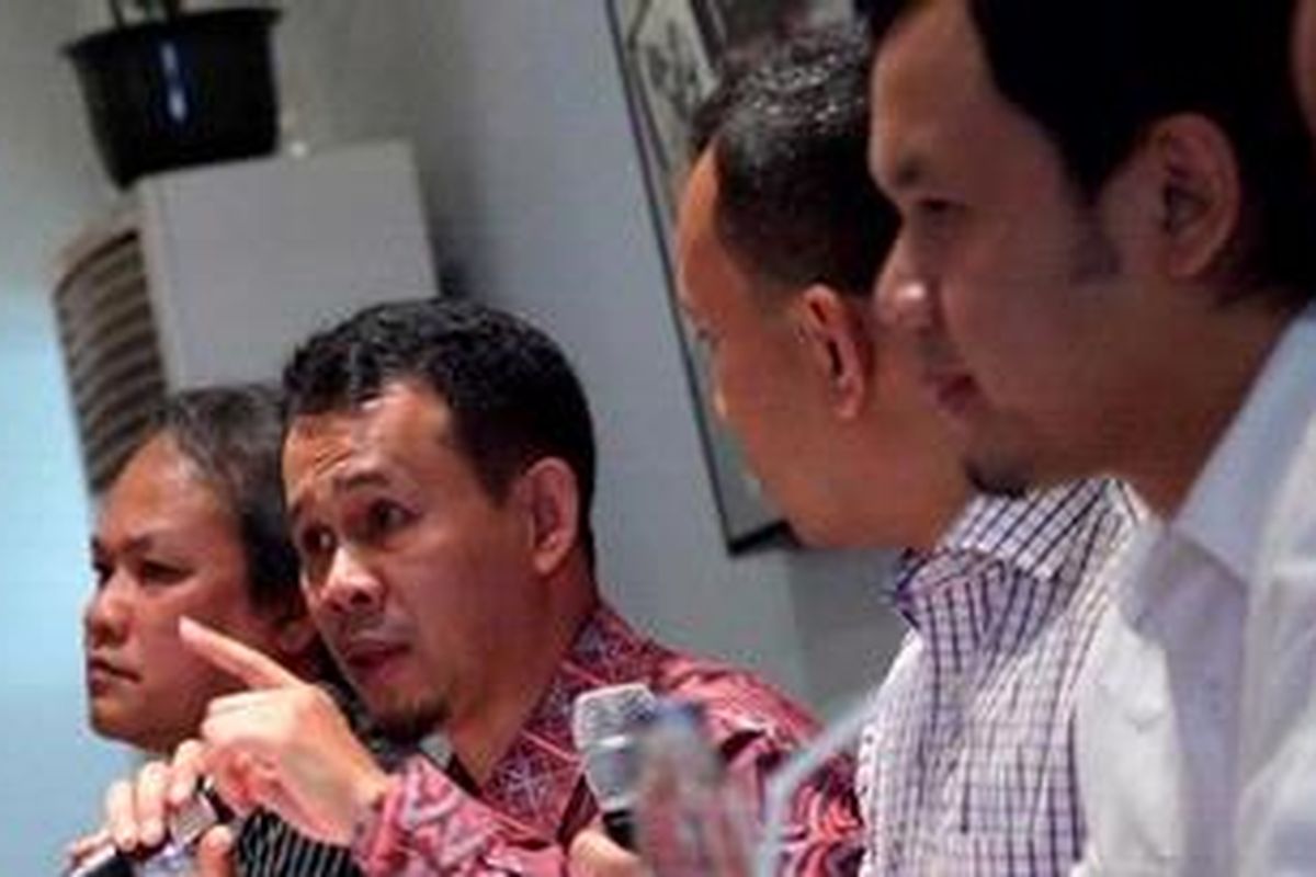 Ketua Komisi I Mahfudz Siddiq (kedua dari kiri)