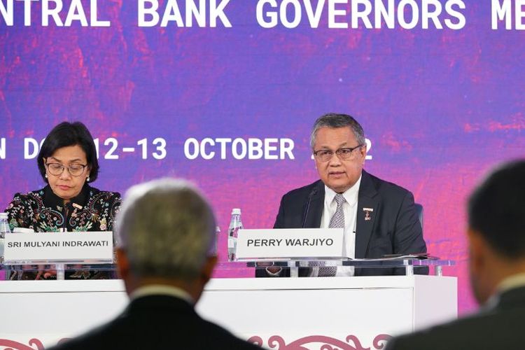 Gubernur Bank Indonesia (BI) Perry Warjiyo bersama Menteri Keuangan (Menkeu) Sri Mulyani Indrawati dalam Konferensi Pers Hasil FMCBG Ke-4 Presidensi G20 Jalur Keuangan di Washington D.C, AS. 