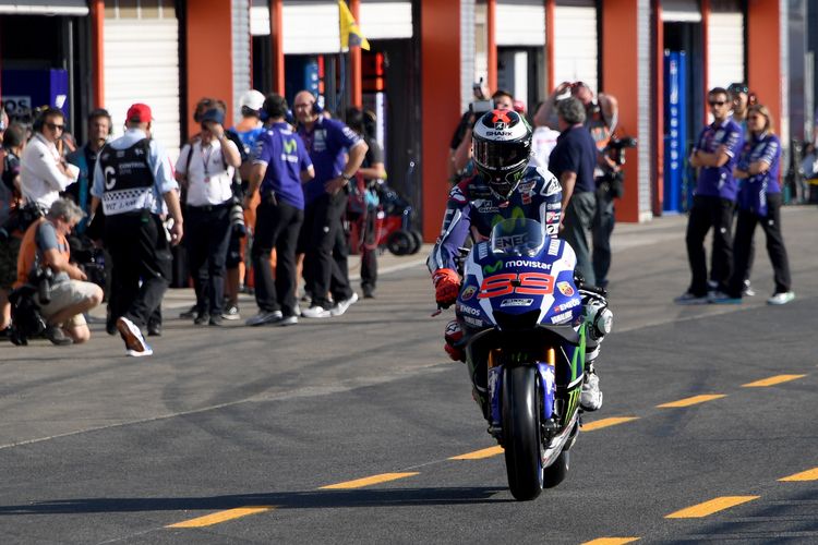 Movistar Yamaha MotoGPs Spanish rider Jorge Lorenzo leaves his pit for the qualifying session after having returned from a hospital after a crash during the MotoGP-class qualifying session at the Japanese Grand Prix in the Twin Ring Motegi circuit in Motegi on October 15, 2016. (Photo by TOSHIFUMI KITAMURA / AFP)