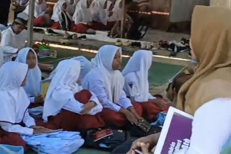 Polemik Lahan Sekolah, 226 Siswa di Bangkalan Belajar Lesehan di Halaman Rumah Warga