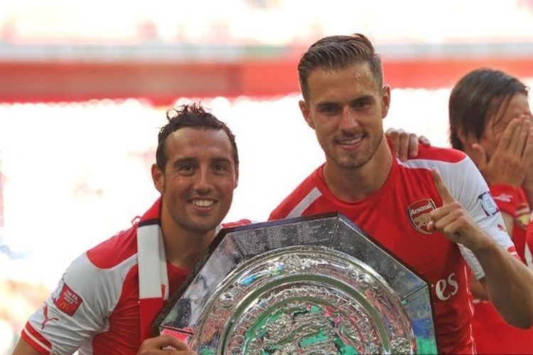 Santi Cazorla dari Arsenal merayakan dengan Aaron Ramsey selama pertandingan sepakbola FA Community Shield antara Arsenal dan Manchester City