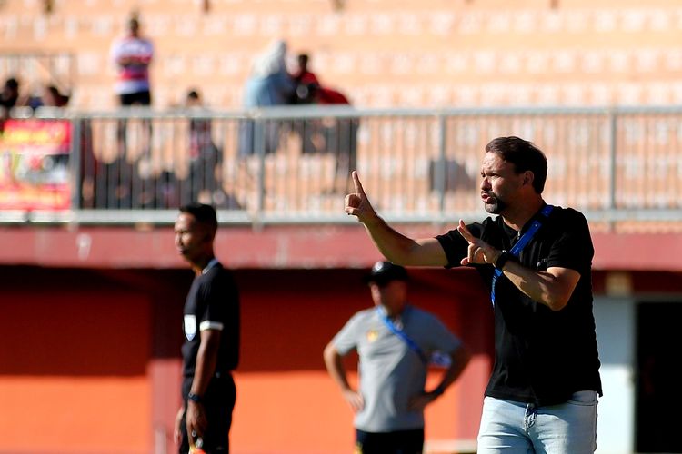 Pelatih Madura United Mauricio Souza memberi instruksi pemain saat pertandingan pekan ke-2 Liga 1 2023-2024 melawan Persik Kediri yang berakhir dengan skor 3-2 di Stadion Gelora Ratu Pamellingan Pamekasan, Minggu (9/7/2023) sore.