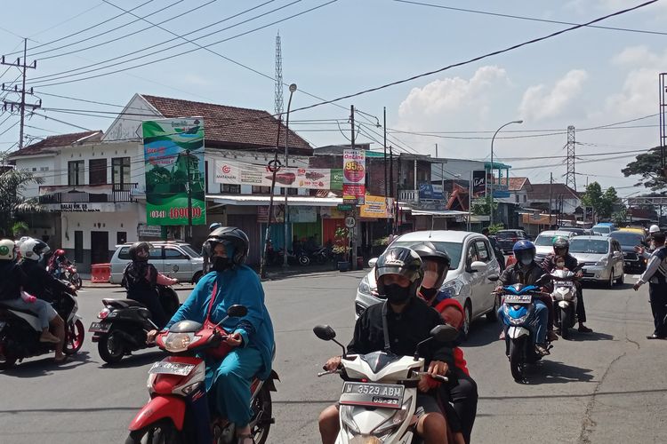 Arus kendaraan yang masuk di persimpangan tiga Pendem, Kota Batu, Jawa Timur terpantau ramai lancar pada Minggu (8/5/2022).