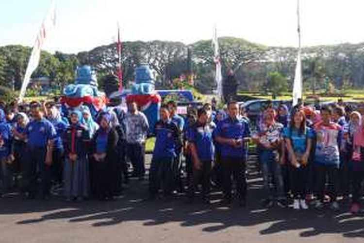 Sejumlah Pegawai Negeri Sipil (PNS) di lingkungan Pemerintah Kota Malang saat mengikuti apel pagi di Balai Kota Malang dengan kostum Arema, Kamis (11/8/2016). Kostum Aremania dipakai untuk memberikan kebanggaan di HUT Arema ke-29.