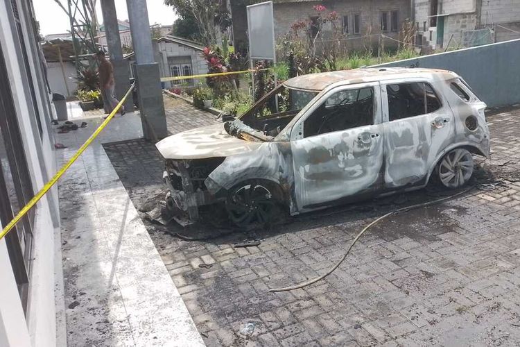 Kondisi salah satu mobil timses caleg DPR RI di Cianjur, Jawa Barat yang ludes terbakar, Sabtu (17/2/2024) dini hari