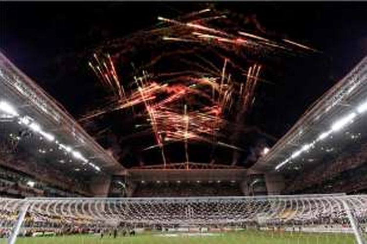 Pemandangan kembang api di Stadion Independencia  saat Atletico Miniero dan Sao Paulo bertemu di ajang Copa Libertadores, 18 Mei 2016.