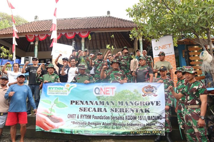 Qnet bersama Kodim 1611/Badung dan LPMD Denpasar menggelar program Bina Lingkungan Hidup Tahun 2024 dengan penanaman mangrove.