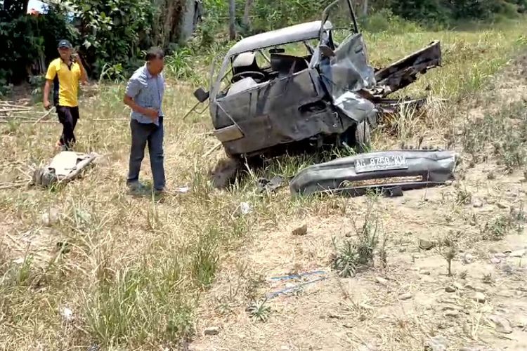 Sebuah mobil pickup mengalami kerusakan parah setelah diterjang KA Singasari di pelintasan tanpa palang dan penjaga di Desa Kandangan, Kecamatan Srengat, Kabupaten Blitar, Jumat (6/10/2023)