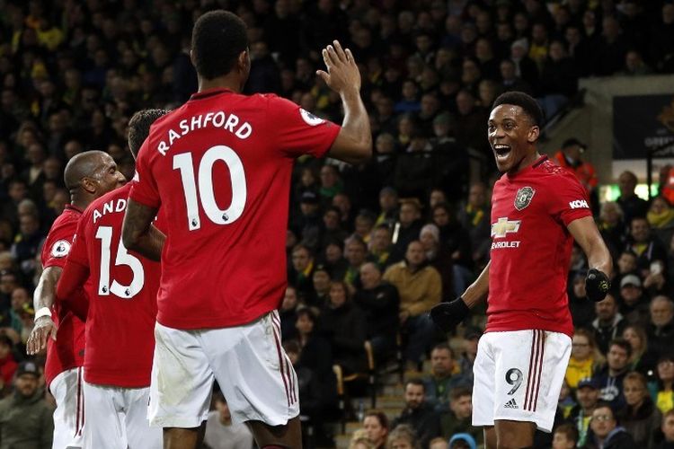 Penyerang Manchester United, Antony Martial (kanan), merayakan golnya pada laga Norwich City vs Man United dalam lanjutan Liga Inggris di Stadion Carrow Road, 27 Oktober 2019. 