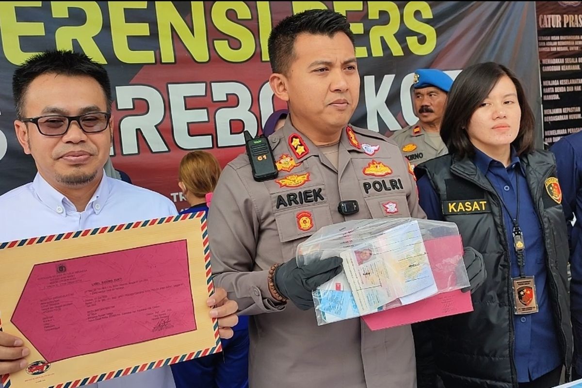 Kapolres Cirebon Kota AKBP Ariek Indra Sentanu bersama jajaran dan Dinas Tenaga Kerja Kabupaten, menunjukkan hasil ungkap kasus TPPO di Mapolres Cirebon Kota, Kamis (15/6/2023).