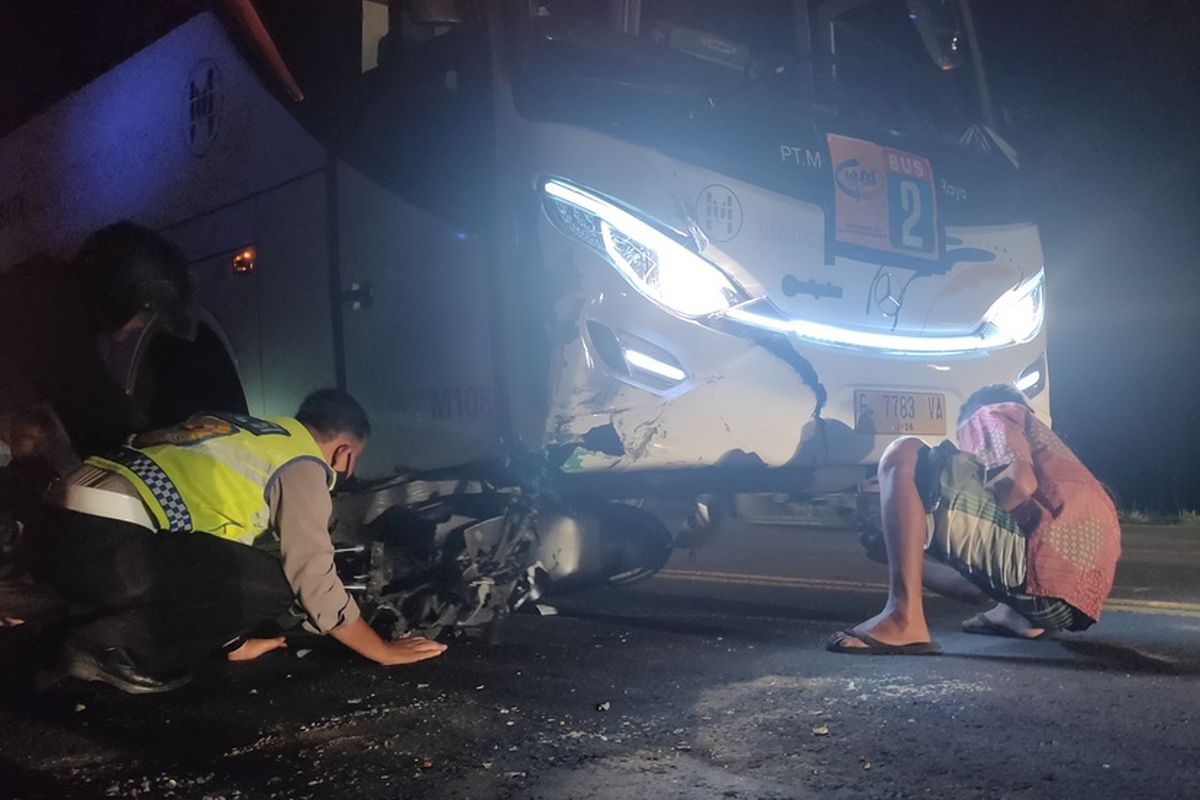 Bus pariwisata Mercedez Bens E 7783 VA menabrak pengendara motor Honda Beat M 3856 BR di jalan raya lintas propinsi Pedukuhan Ngramang, Kalurahan Kedungsari, Kapanewon Pengasih, Kabupaten Kulon Progo, Daerah Istimewa Yogyakarta.