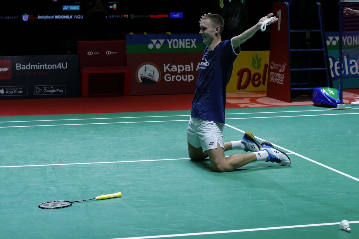Pebulu tangkis tunggal putra Denmark Viktor Axelsen berselebrasi usai menang bertanding melawan tunggal putra Indonesia Anthony Ginting dalam babak final Indonesia Open 2023 di Istora Senayan, Jakarta, Minggu (18/6/2023). Axelsen tampil sebagai juara setelah menang dengan skor skor 21-14 dan 21-13.