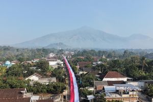 Dijahit selama 3 Bulan, Bendera Merah Putih 600 Meter Membelah Kaki Gunung Arjuno