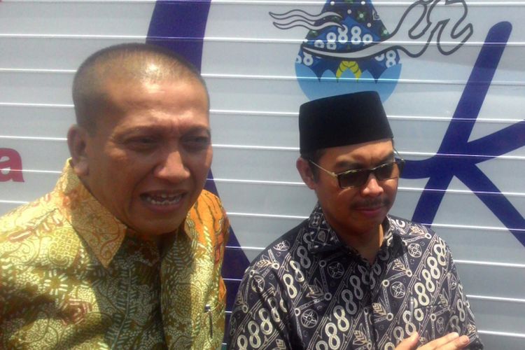 Bupati Kulonprogo Hasto Wardoyo dan Direktur PT Sumber Alfaria Trijaya Tbk. Solihin memecah kendi sebagai tanda  peningkatan kerja sama keduanya dalam mengembangkan toko modern berjejaring dan pemasaran produk lokal Kulon Progo. 