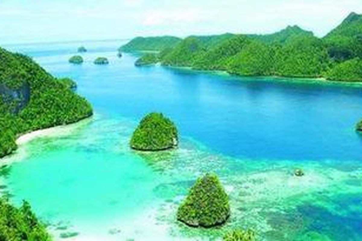 Pemandangan gugusan pulau di Wayag, yang merupakan jantung dari wisata Raja Ampat, di Papua Barat, Minggu (23/10). Selain menyelam, wisatawan dapat menikmati keindahan bawah laut dengan snorkeling atau sekadar berenang. Tidak hanya itu, fauna endemik seperti burung cenderawasih dan maleo dapat diamati di sini.