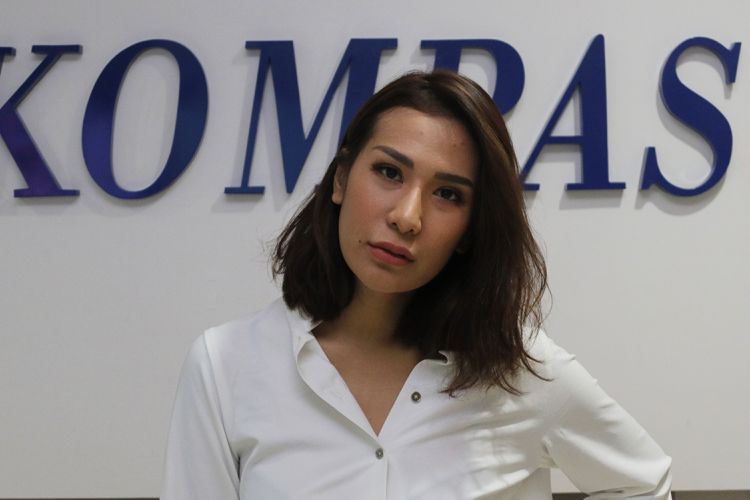 DJ sekaligus pemain film, Tiara Eve, berpose usai diwawancara di newsroom Kompas.com, Gedung Kompas Gramedia, Jakarta, Senin (3/4/2017). Ia sedang mempromosikan single terbaru yang bertajuk Undercover, hasil kolaborasinya bersama Glenn Fredly dan Liquid Silva.