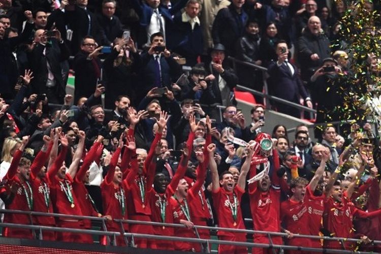 Momen Liverpool merayakan gelar juara Piala Liga Inggris musim 2021-2022 di Stadion Wembley, Minggu (27/2/2022) waktu setempat. Liverpool sukses meraih gelar juara seusai mengalahkan Chelsea.
