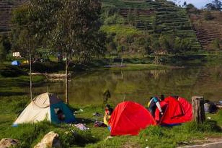 Pendaki menginap di tenda dekat danau Cebongan yang merupakan danau vulkanik di Dataran Tinggi Dieng, tepatnya di Desa Sembungan, Kejajar, Wonosobo, Jawa Tengah, Sabtu (1/11/2014). Dieng menawarkan keindahan sekaligus ancaman, karena dataran tingginya terbentuk dari gunung berapi yang kini masih mengeluarkan gas.