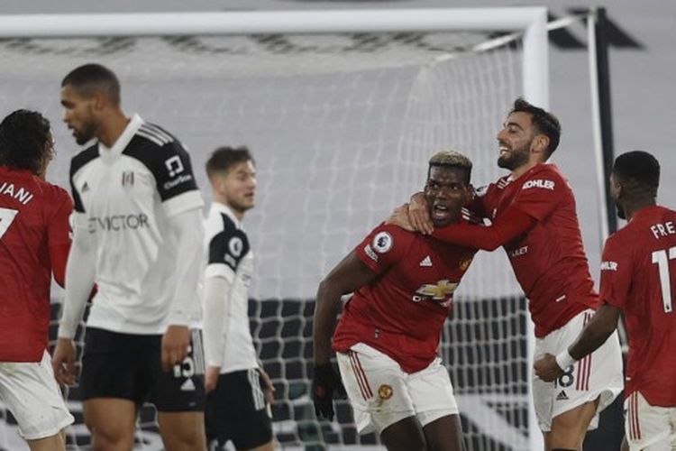 Para pemain Manchester United merayakan gol Paul Pogba dalam pertandingan Fulham vs Man United pada Liga Inggris di Stadion Craven Cottage, Kamis (21/1/2021) dini hari WIB. 