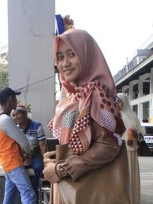 Ayu Irmasari Raharjanti (tengah) mahasiswi lulusan terbaik 2019 IAIN Surakarta.