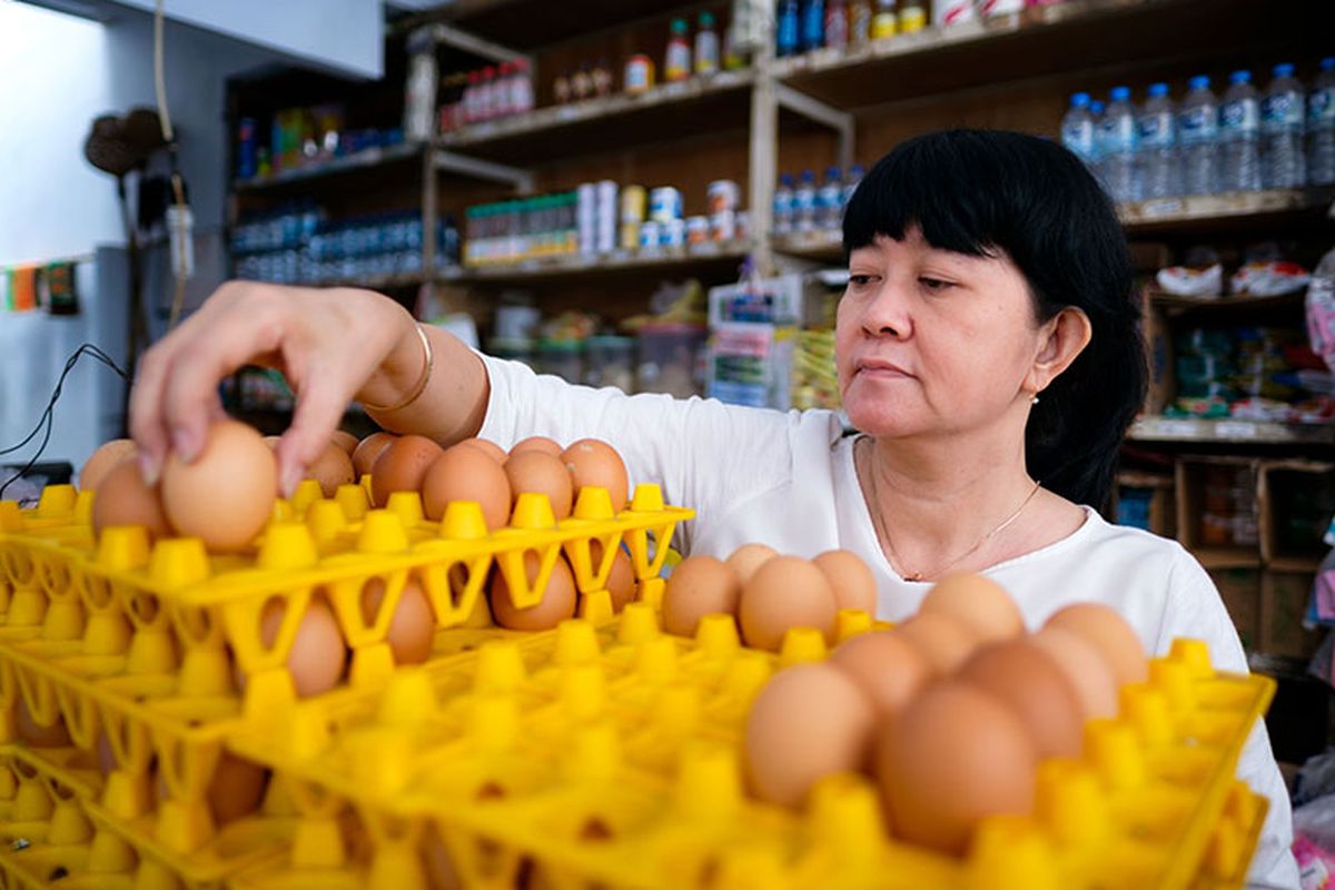 Contoh pasar monopolistik di Indonesia misalnya adalah air mineral dalam kemasan dan telur ayam.