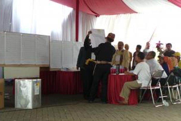 Suasana penghitungan suara di TPS 35, Kebagusan, Pasar Minggu, Jakarta Selatan, Rabu (9/4/2014). Di TPS ini Ketua Umum PDI-P bersama beberapa anggota keluarganya memberikan hak suara dalam pemilu legislatif.