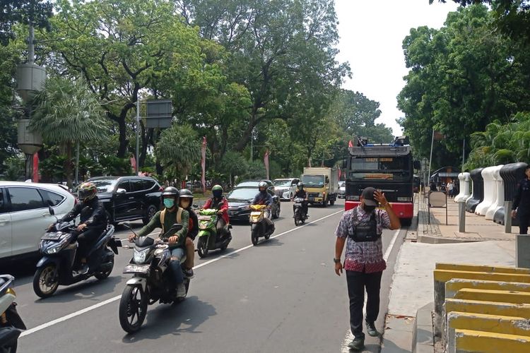 Jalan Medan Merdeka Barat, atau kawasan Patung Kuda, Jakarta Pusat, belum dilakukan penutupan setelah adanya rencana aksi unjuk rasa yang dilakukan oleh mahasiswa pada Senin (5/9/2022).