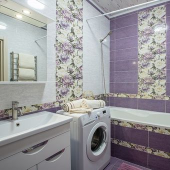 Ilustrasi kamar mandi berwarna lilac.