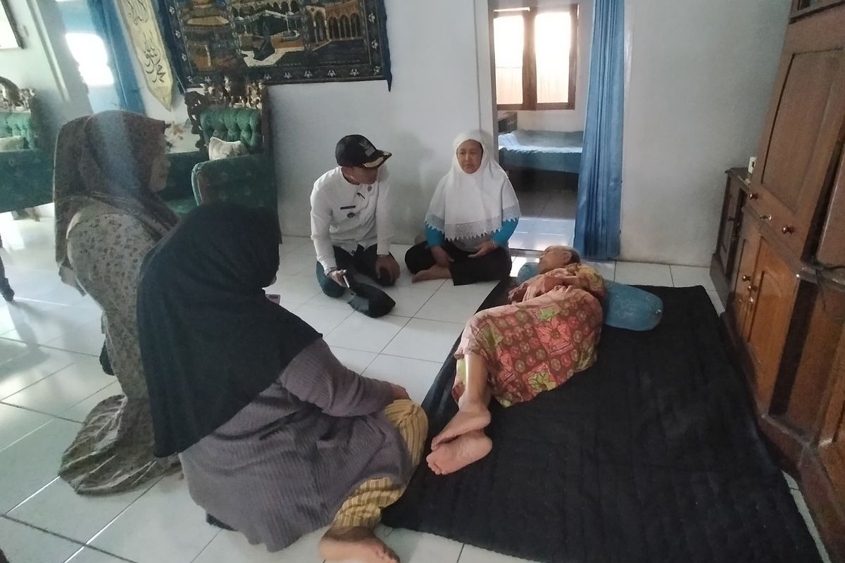 Warga Desa Kamulyan, Manonjaya, Kabupaten Tasikmalaya, Jawa Barat, sedang berbaring diduga serentak terserang penyakit Cikungunya saat dikunjungi petugas pemerintah desa, Rabu (22/1/2025).