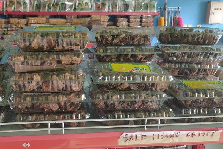 Oleh-oleh khas Pacitan yaitu Sale Pisang Krispi yang dijual di toko oleh-oleh Putra Samudra Pacitan dengan harga Rp 18.000 per bungkusnya.