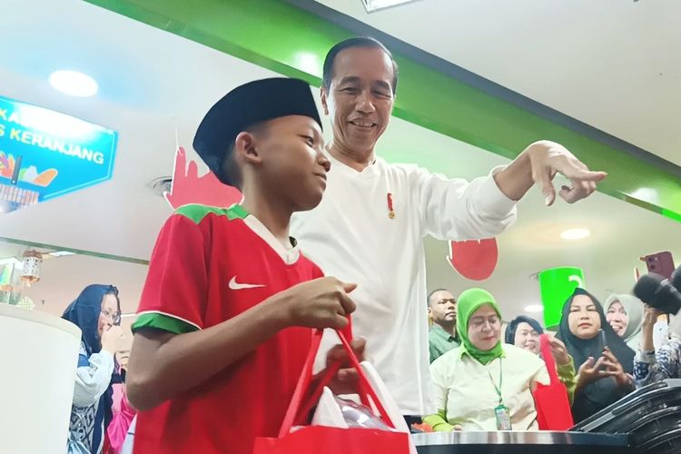 Presiden Joko Widodo menemani seorang anak dari panti asuhan saat menyapa wartawan usai kegiatan berbelanja bersama anak-anak panti asuhan di Plaza Atrium, Senen, Jakarta Pusat pada Selasa (9/4/2024).