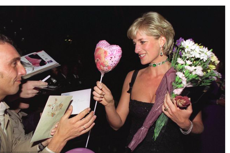 Mendiang Putri Diana saat merayakan ulangtahun terakhirnya di usia 36 tahun.