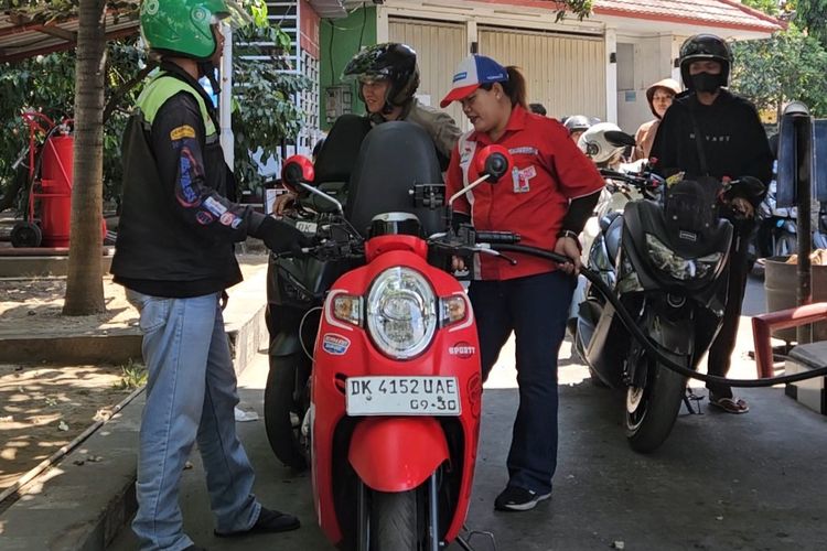 Antre 4 Jam demi Dapat BBM, Ojol di Buleleng Matikan Aplikasi dan Kehilangan Penghasilan