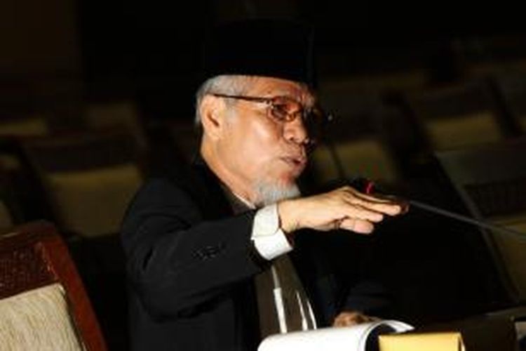 Mantan penasihat Komisi Pemberantasan Korupsi,  Abdullah Hehamahua, saat menjalani uji kelayakan dan kepatutan calon Pimpinan KPK, di ruang rapat komisi III DPR Jakarta Pusat, Senin (28/11/2011). 