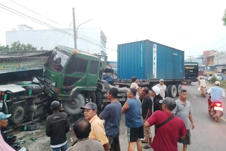 Foto: Kecelakaan lalu lintas di Jalan Umum KM 9,5 -10 jurusan Pematangsiantar- Medan, Kabupaten Simalungun, Sumatera Utara, Kamis (21/8/2025). Dokumentasi: Polres Simalungun.